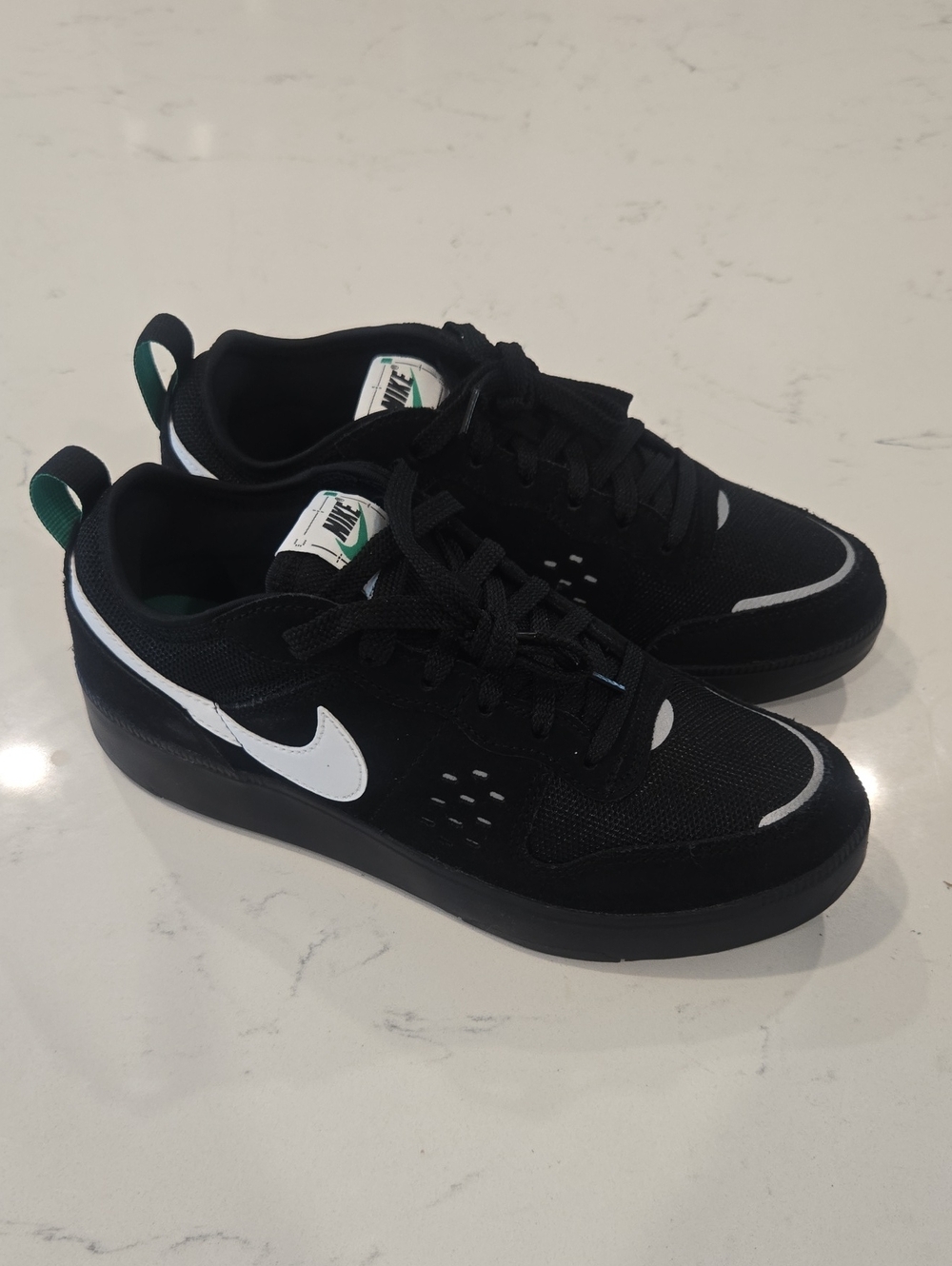 Nike CITY Black Low-Top Sneakers Boys Size 6.5